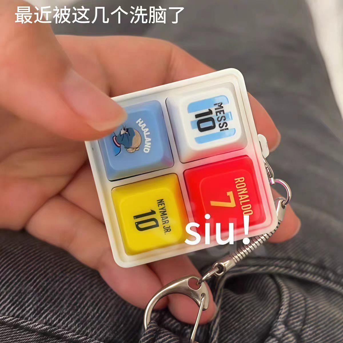 Haaland soccer-themed keychain - Prank Toys ulasan dan harga