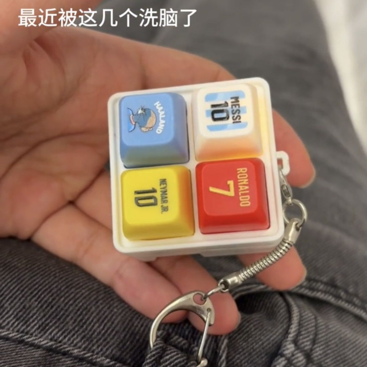 Haaland soccer-themed keychain - Prank Toys ulasan dan harga